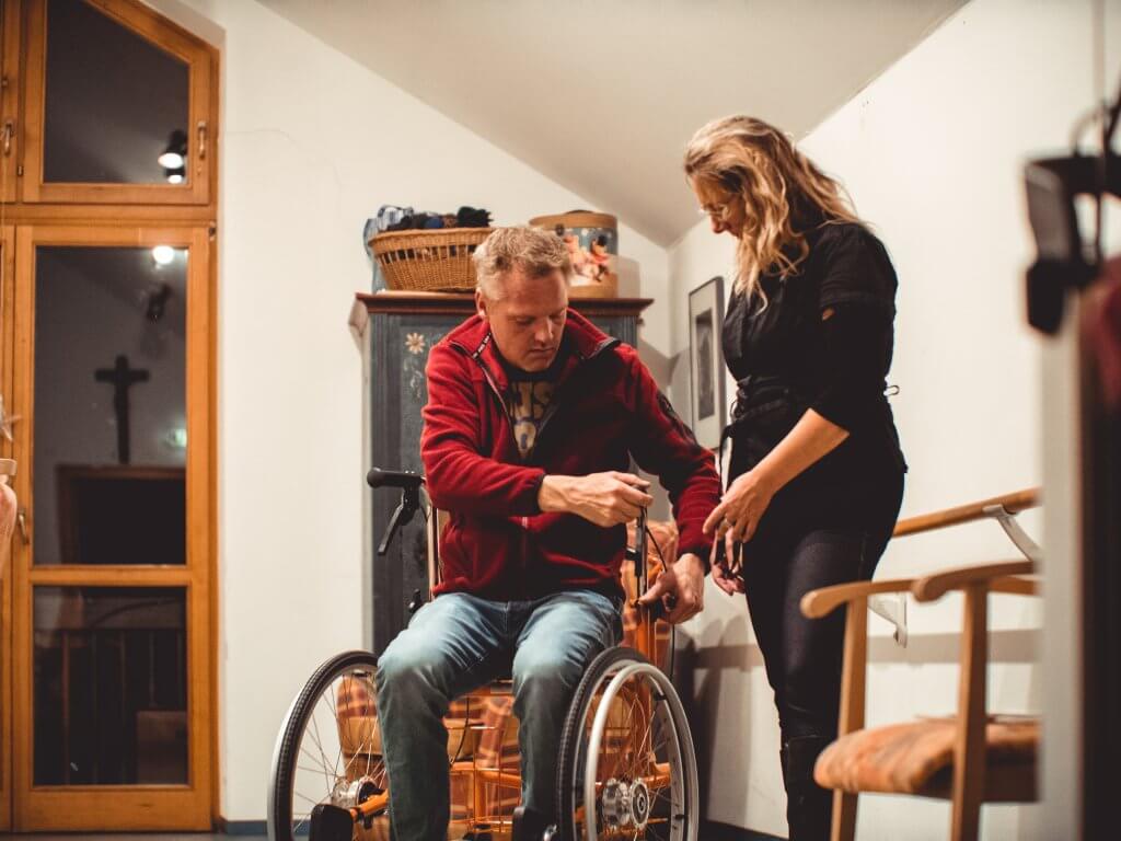 Rollator für Senioren, Rentner und Einrichtungen bei Pflegestufe Reha-Sport-Therapiegerät Wheellator orange Hilfsmittel für Senioren & Menschen mit Unannehmlichkeiten Wheellator mieten